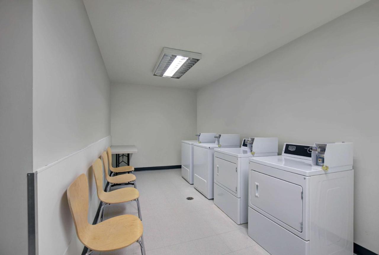Motel 6 Airdrie Extérieur photo