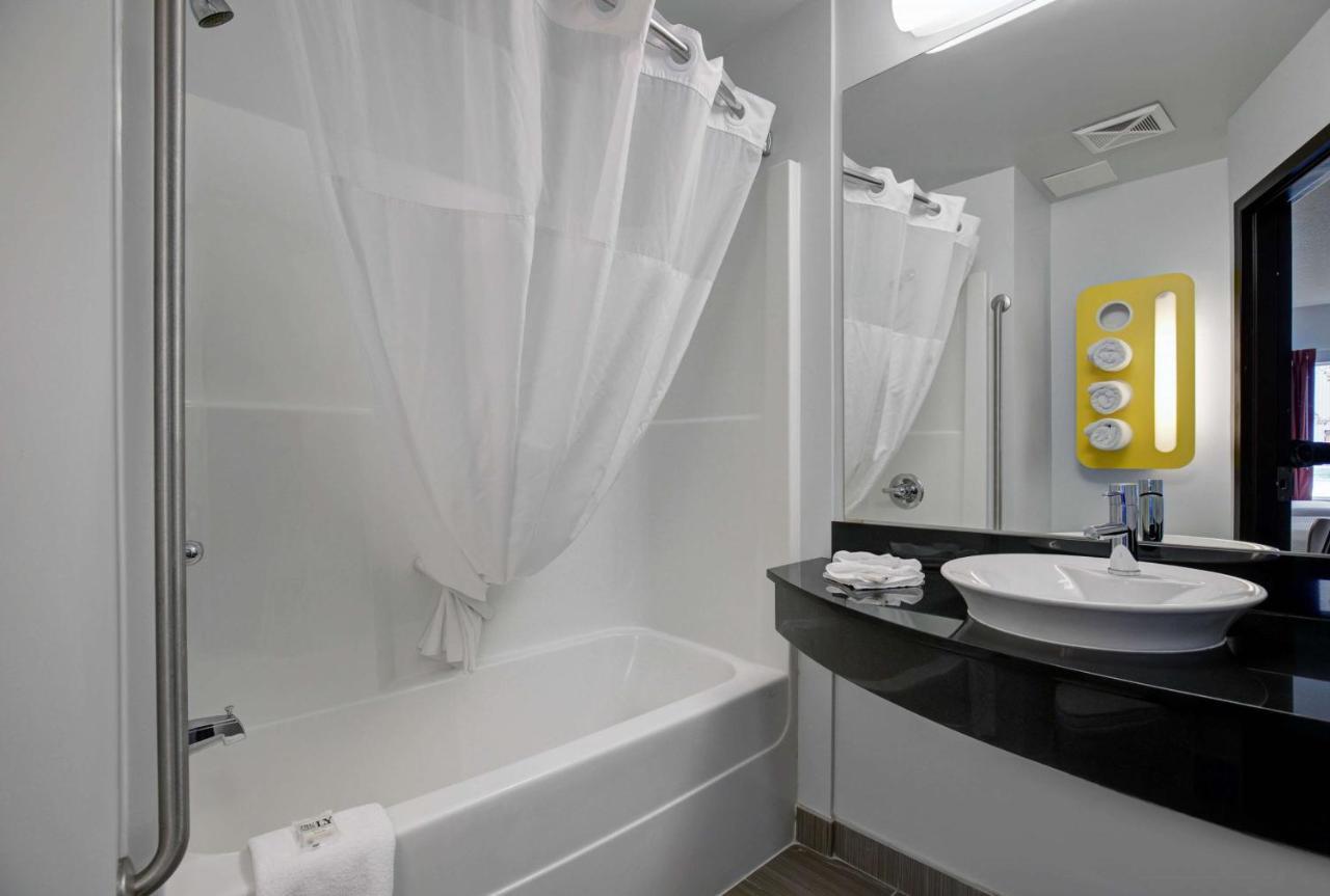 Motel 6 Airdrie Extérieur photo